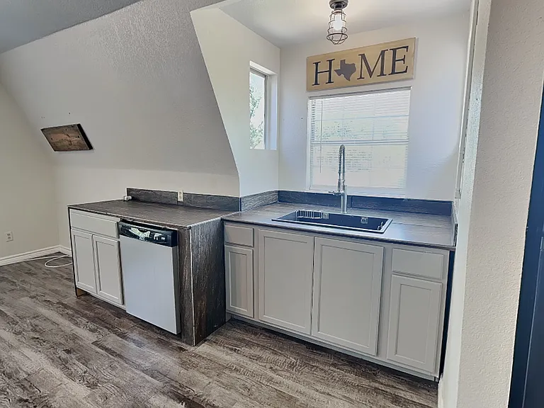 2913 Hunter St — Photo 4