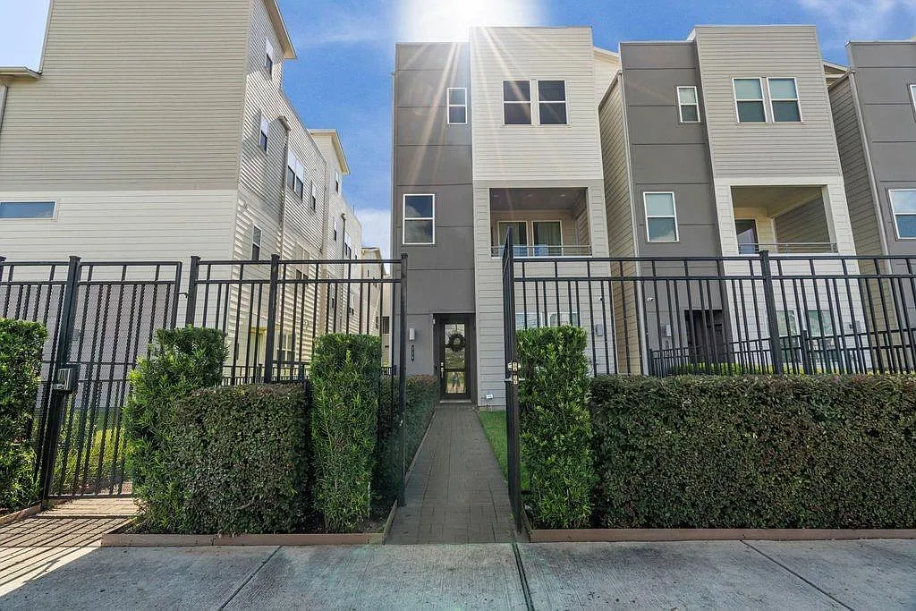 3 bed, 3.5 bath, 2092 sqft, $2,950 — Photo 2