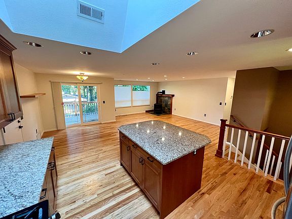 4th image of 336 NE Serpentine Pl
