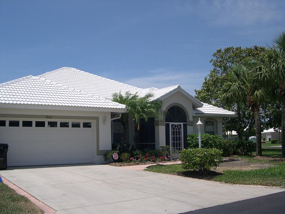 Screened entry, large side yard, new roof