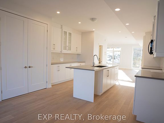 5th image of 236 Woodroffe Ave N