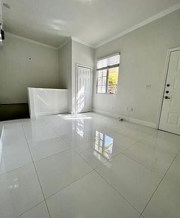 5th image of 2891 NE 185th St APT 1005