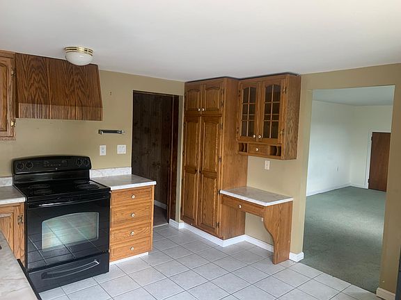 Eat-in kitchen with office nook