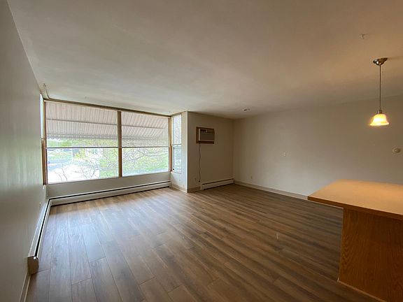 4th image of 405 10th Ave N #305