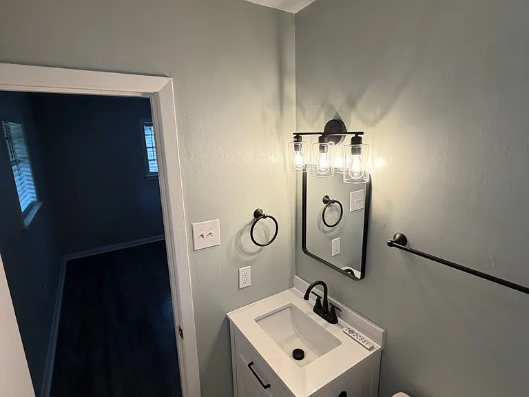 Master Bathroom - Pic 3