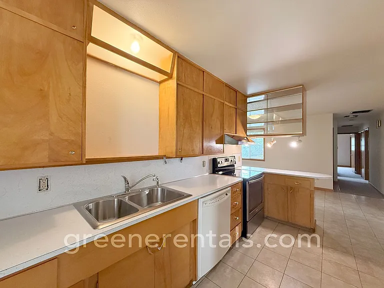 1616 10th Ave SW — Photo 3