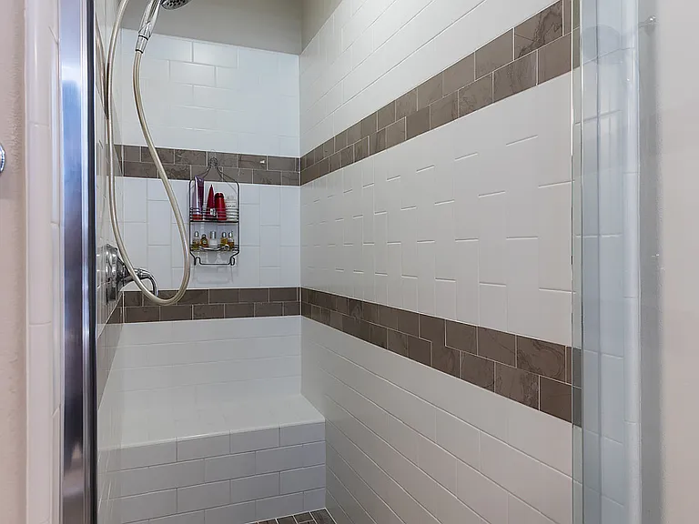 70 Somerton — Photo 16