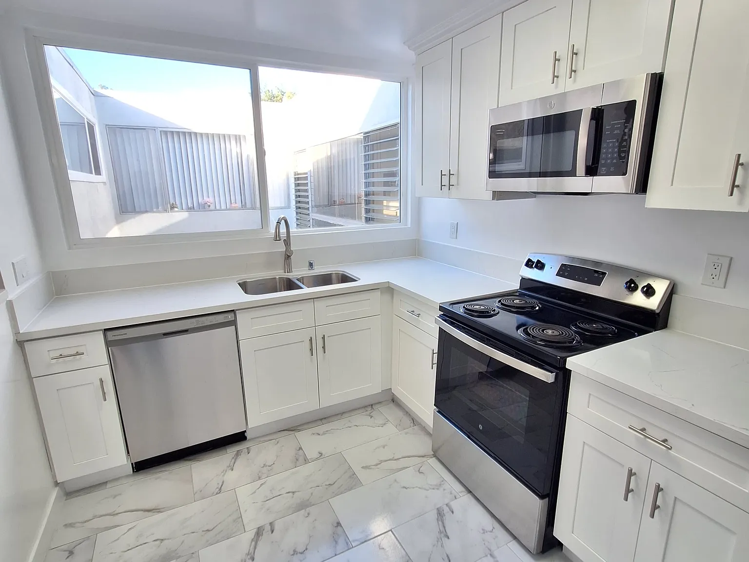 13907 Oxnard — Photo 2