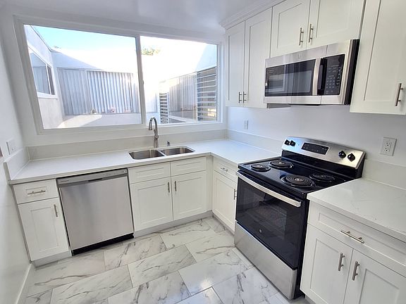 2nd image of 13907 Oxnard St #35