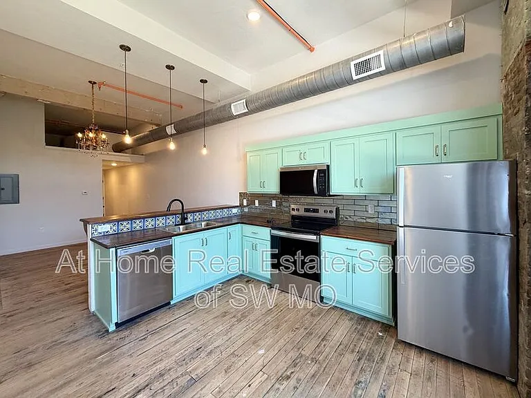 320 W Walnut St #203 — Photo 2