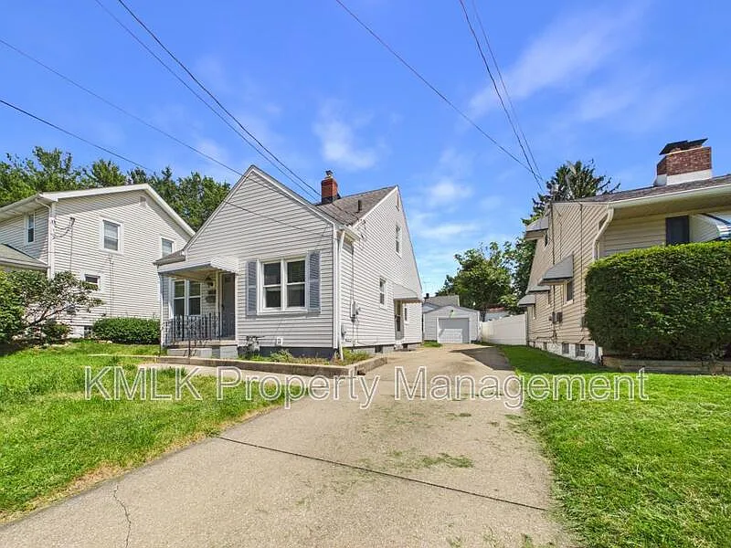 3 bed, 1.0 bath, 1111 sqft, $1,390 — Photo 2