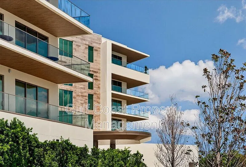 4 bed, 4.5 bath, 5334 sqft, $65,000 — Photo 2