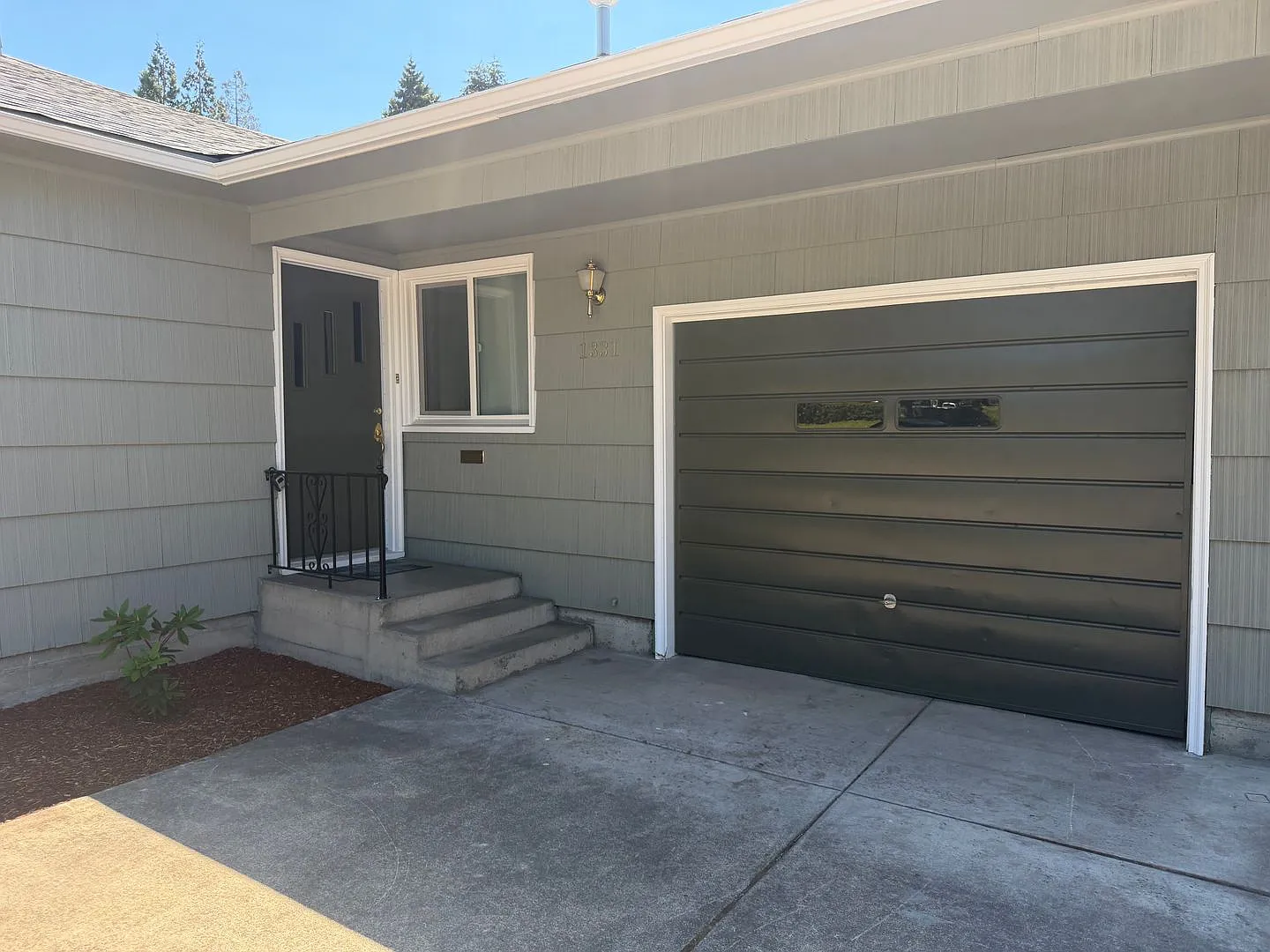 Beautifully updated 4-bedroom 2-bathroom home in a Springfield! — Photo 2