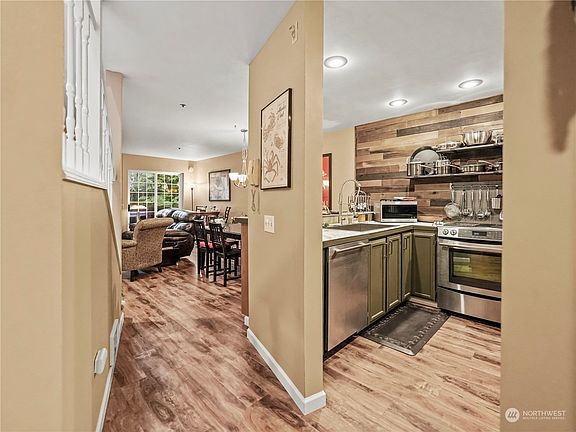 4th image of 9915 NE 124th St #103