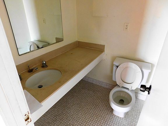3rd image of 300 Bayview Dr APT 506