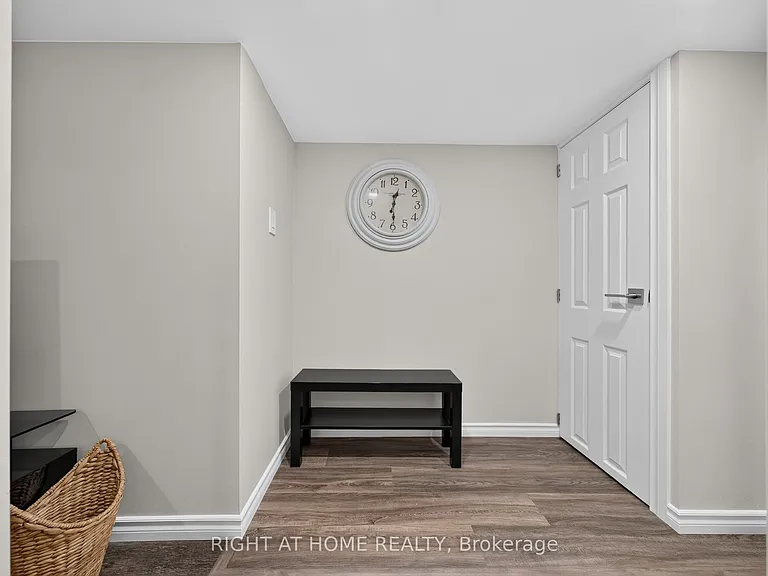 1599 Sandgate Cres #LOWER — Photo 13