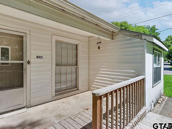 3rd image of 802 E Circle Dr