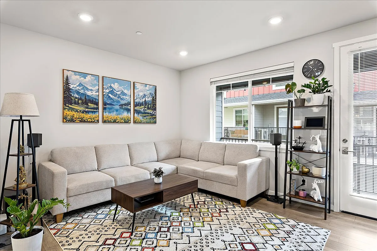 3 bed, 1696 sqft, $3,999 — Photo 3