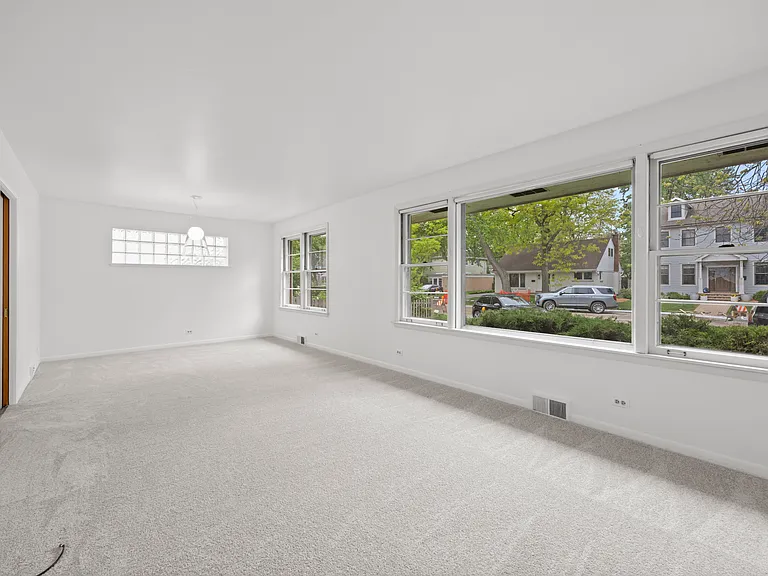 934 Yale St — Photo 2