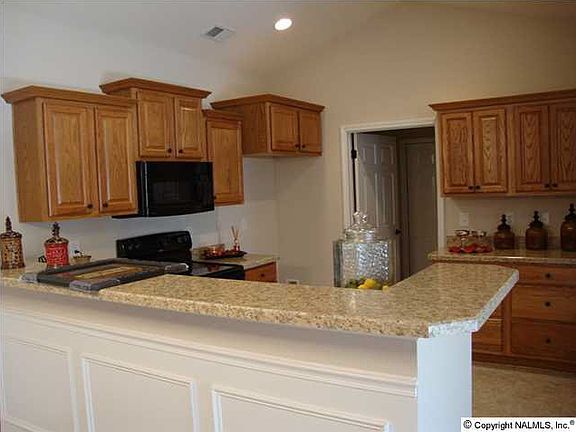 4th image of 10 Moore Farm Cir