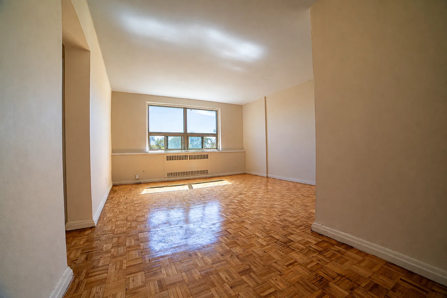 320 - Lake Shore Blvd W — Photo 2