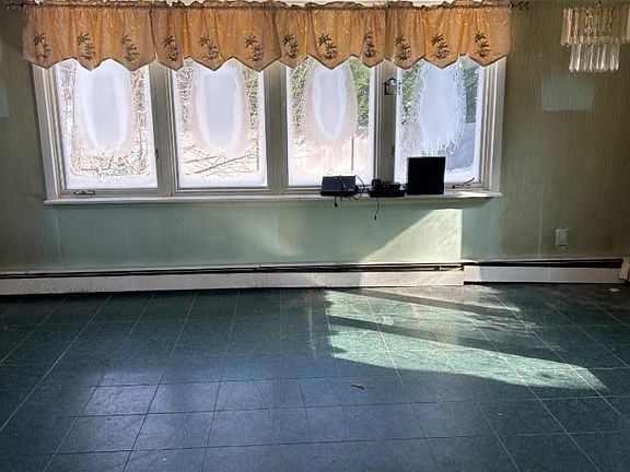 3rd image of 64 William St