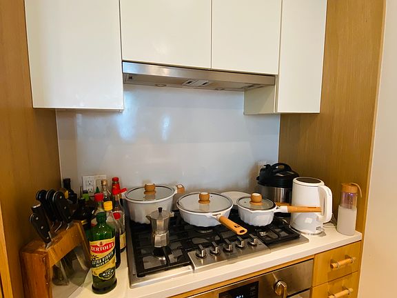 5th image of 2218 Jackson Ave #818