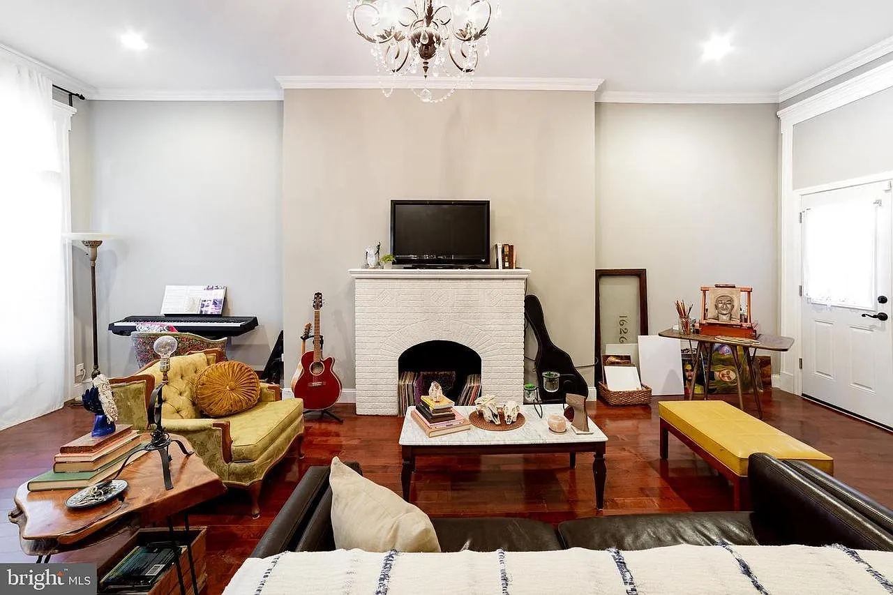 3 bed, 3.5 bath, 2016 sqft, $3,000 — Photo 3