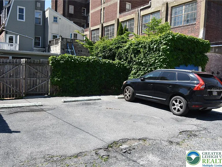 241 Spring Garden St — Photo 31