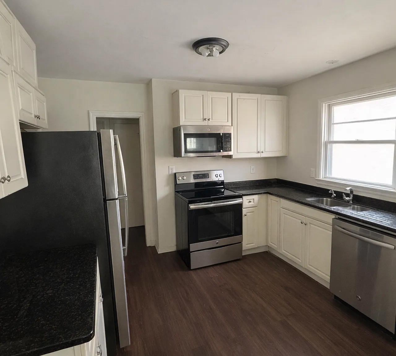 2 bed, 1200 sqft, $1,700 — Photo 3