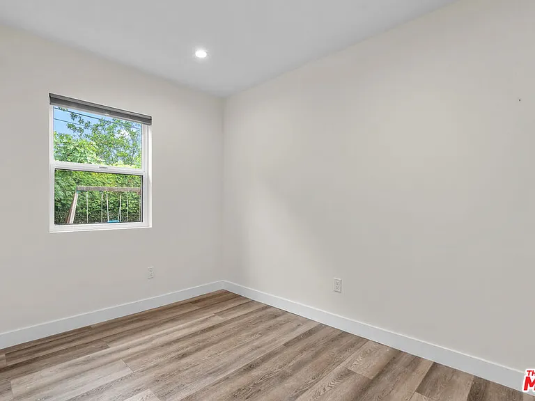 18343 Calvert St — Photo 17