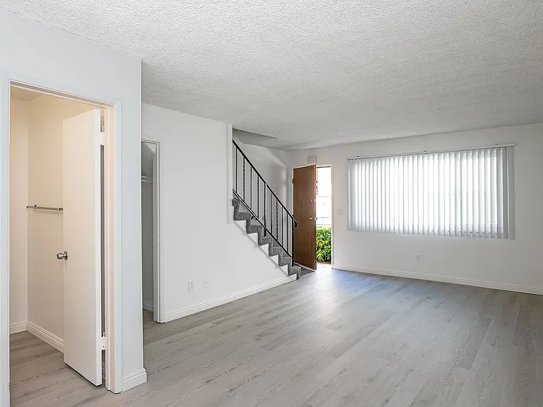 216 Palmetto Dr — Photo 1