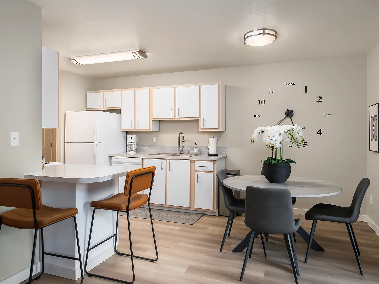 Regency Apartments — Photo 1