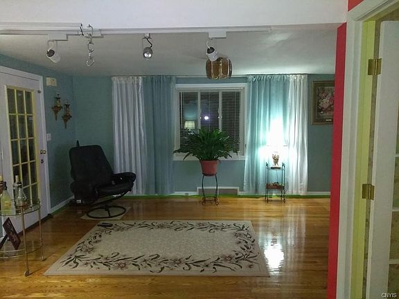 4th image of 186 Harwood Ave