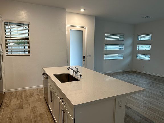 4th image of 877 Woodburn Ln
