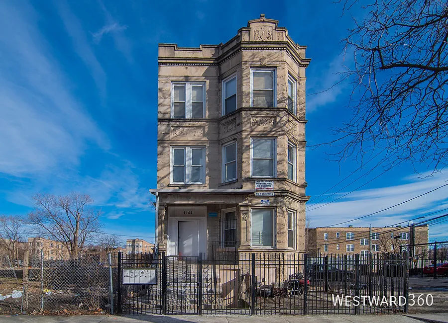 Available Now, top floor 2-Bed Near Medical District and I290 — Photo 2