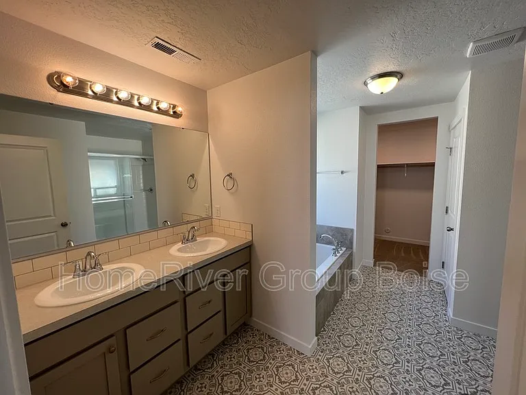 3794 E Berwick Dr — Photo 10