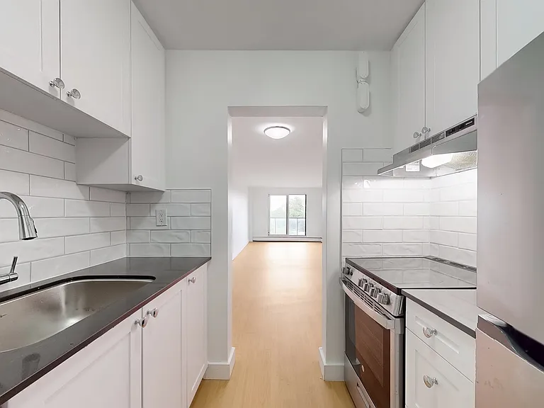 498 Queens Ave — Photo 2