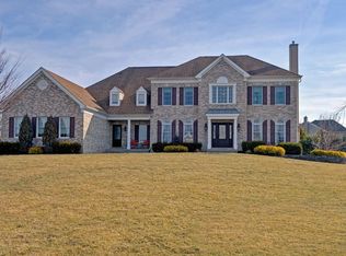 4 Roxy Ct, Farmingdale, NJ 07727