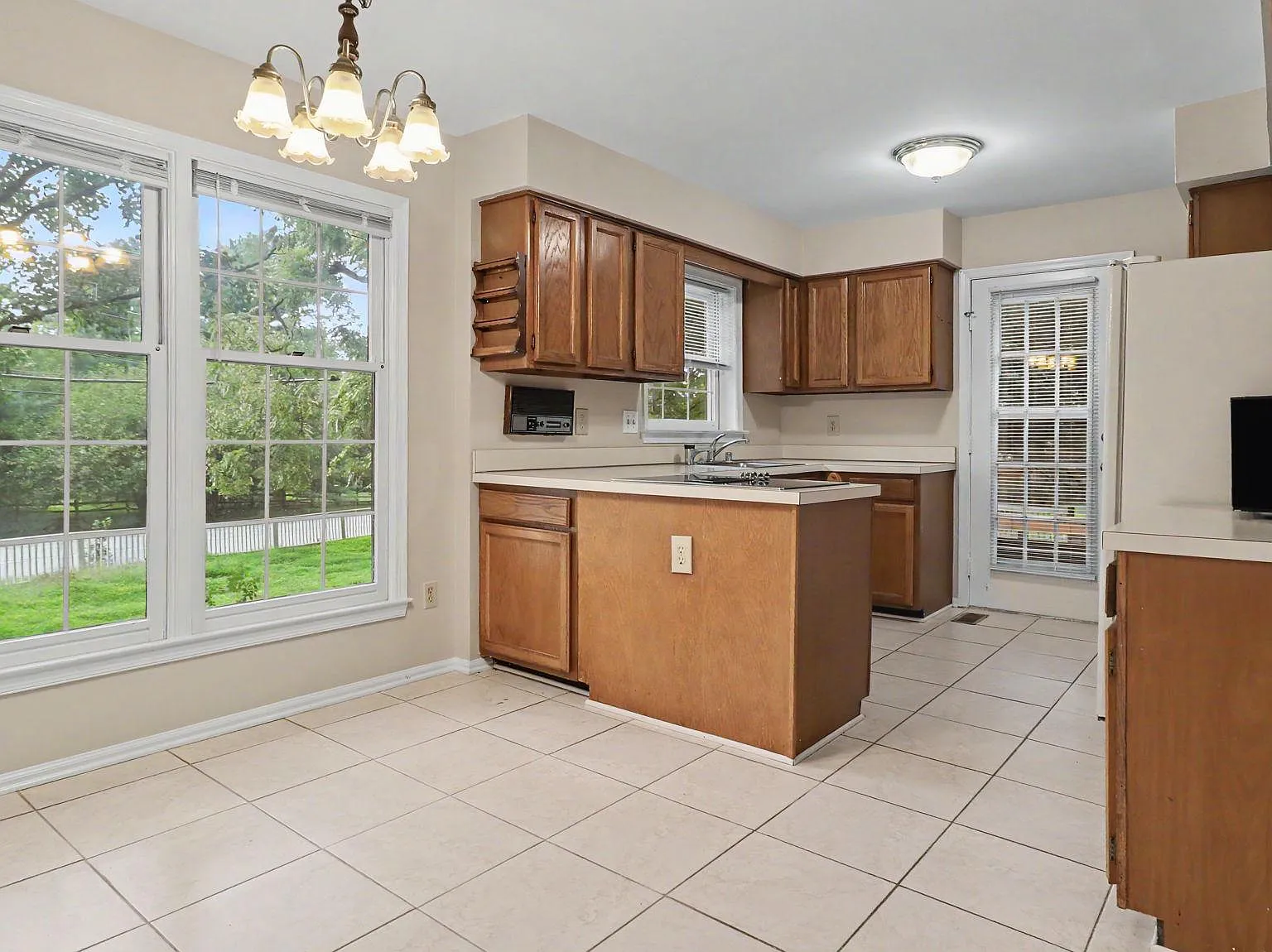 4 bed, 3.5 bath, 3714 sqft, $4,200 — Photo 2