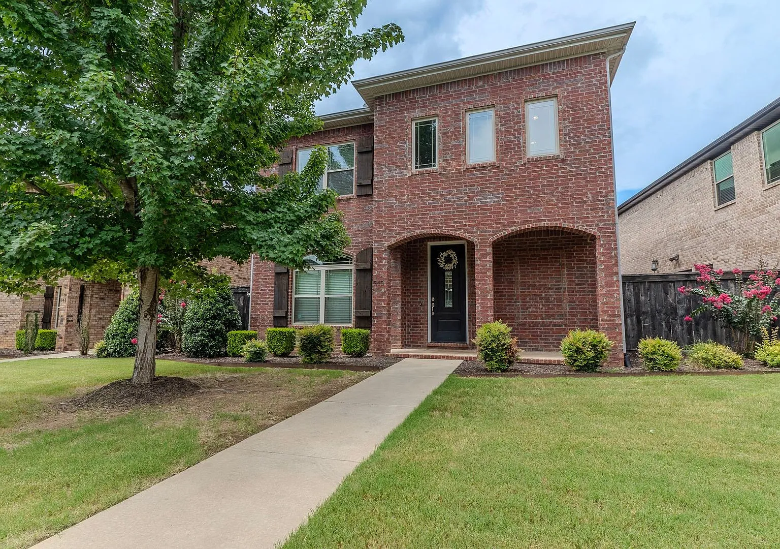 Upscale 4 Bed, 2.5 Bath Available in Fayetteville! — Photo 1