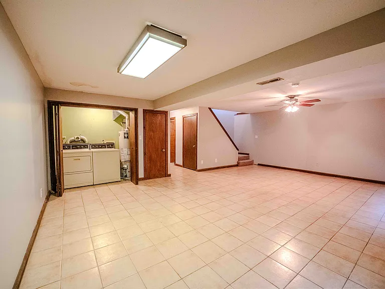 225 Parker Dr — Photo 25