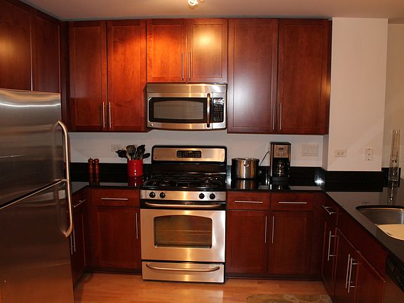 3rd image of 845 N Kingsbury St #Gu45