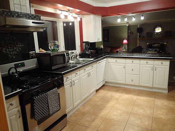 Kitchen w/ Granite Tile
