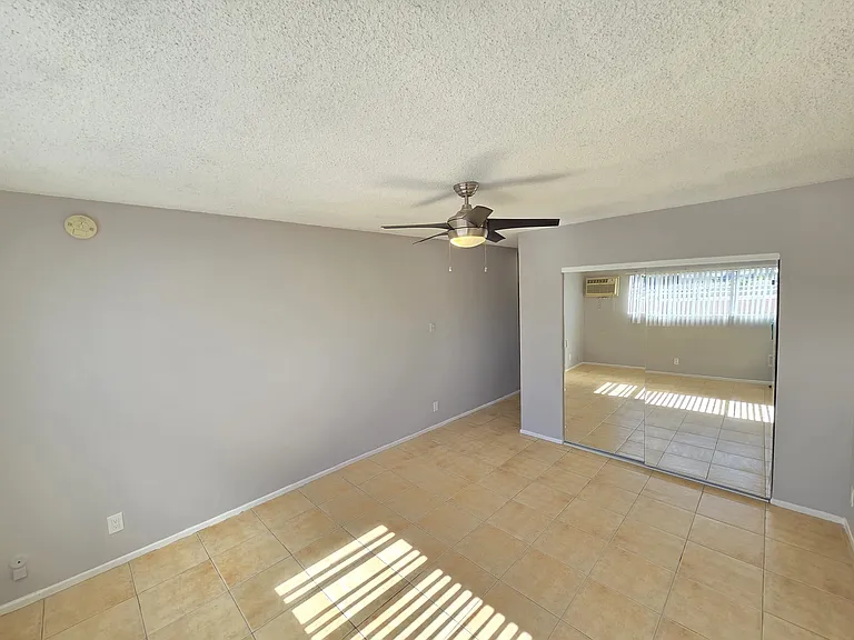 13955 Oxnard St — Photo 24