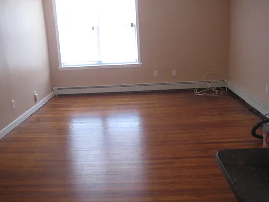 Rented by Zikos Realty Services | media 17