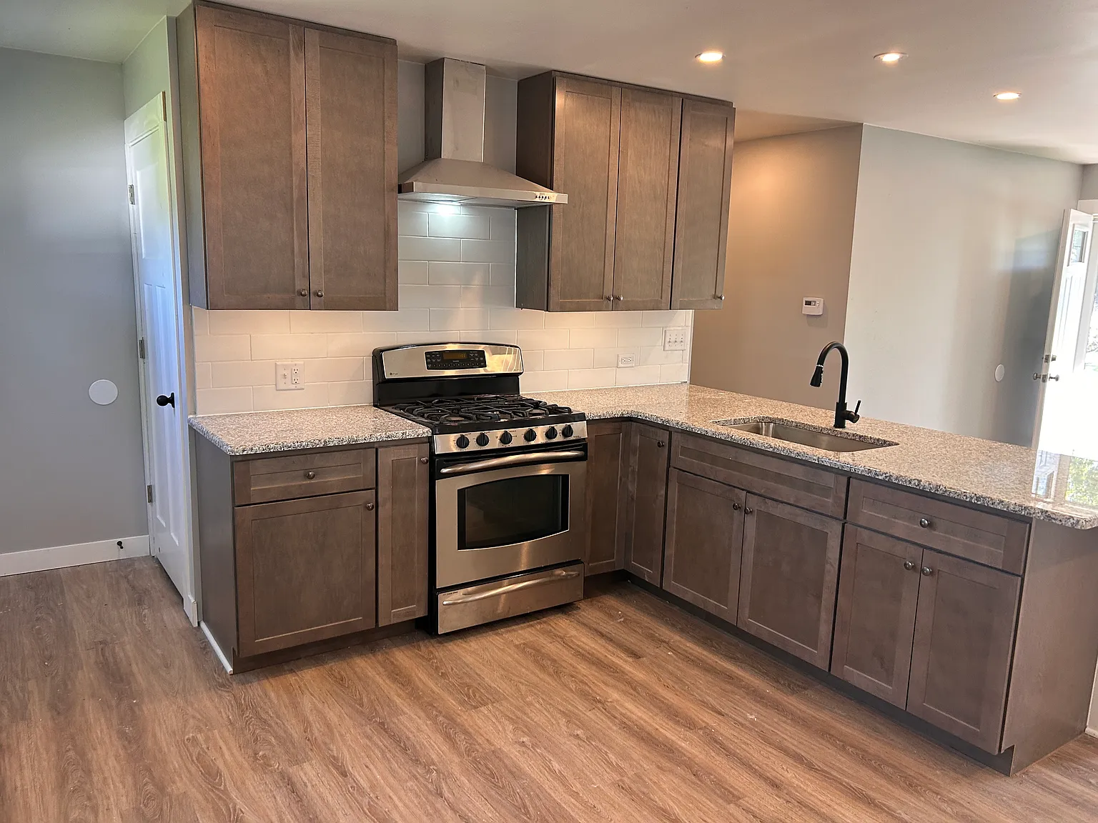 3 bed, 906 sqft, $2,100 — Photo 3