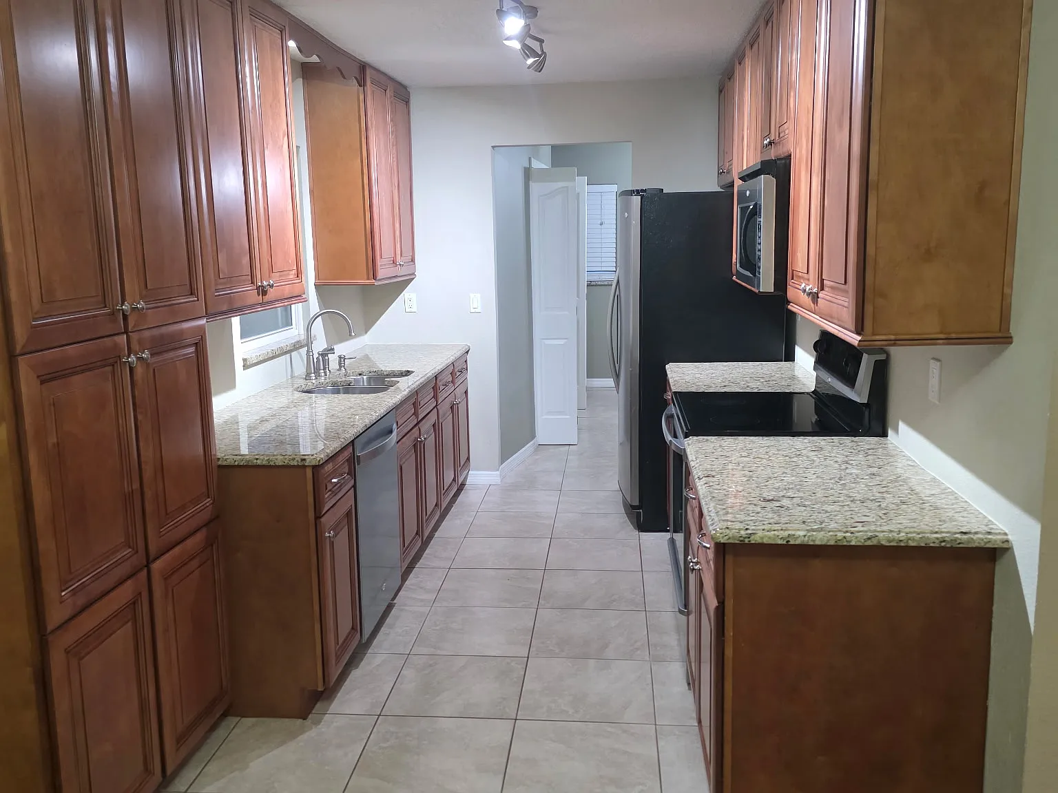 3 bed, 1670 sqft, $2,400 — Photo 3
