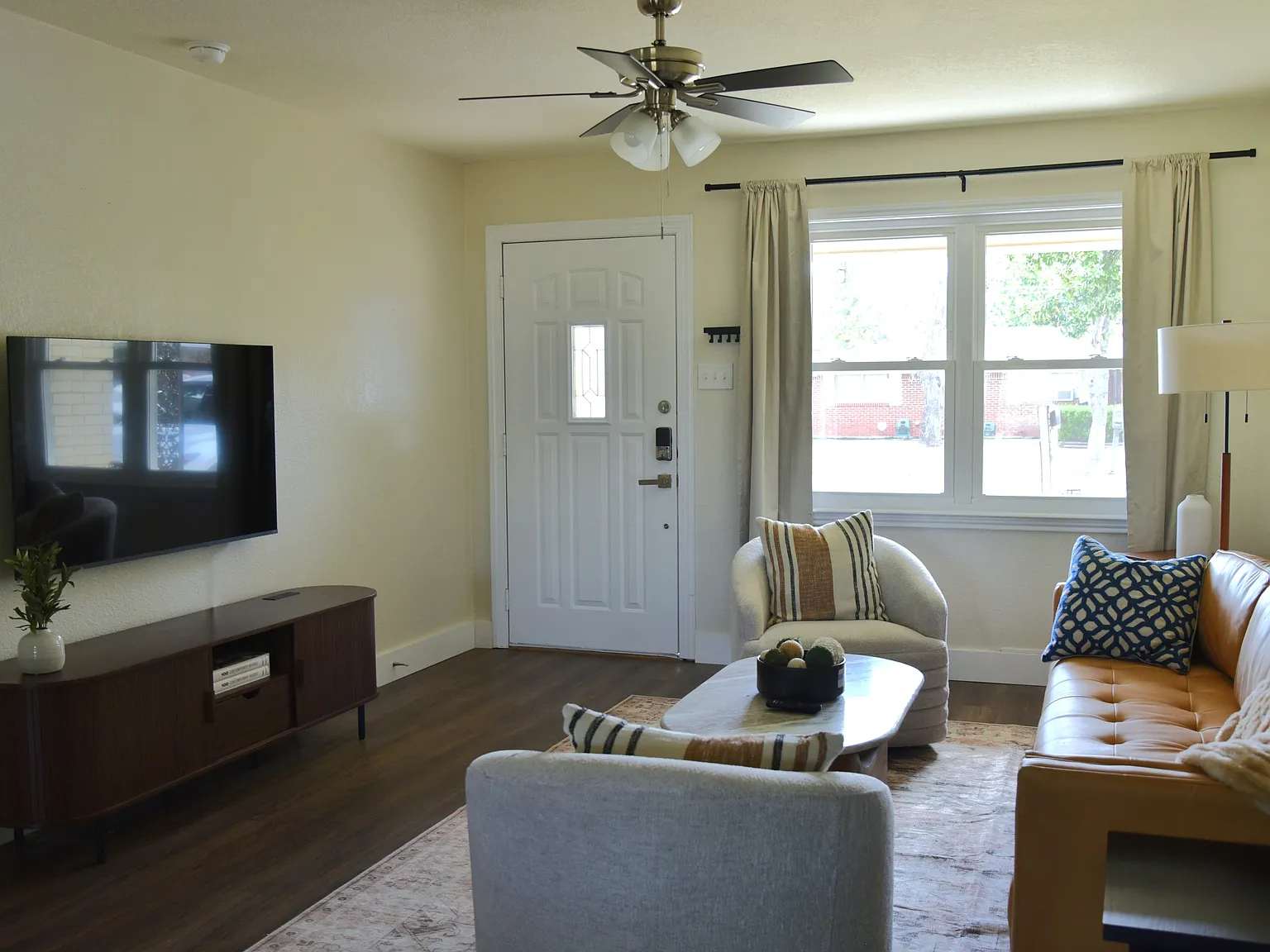 3 bed, $2,400 — Photo 3