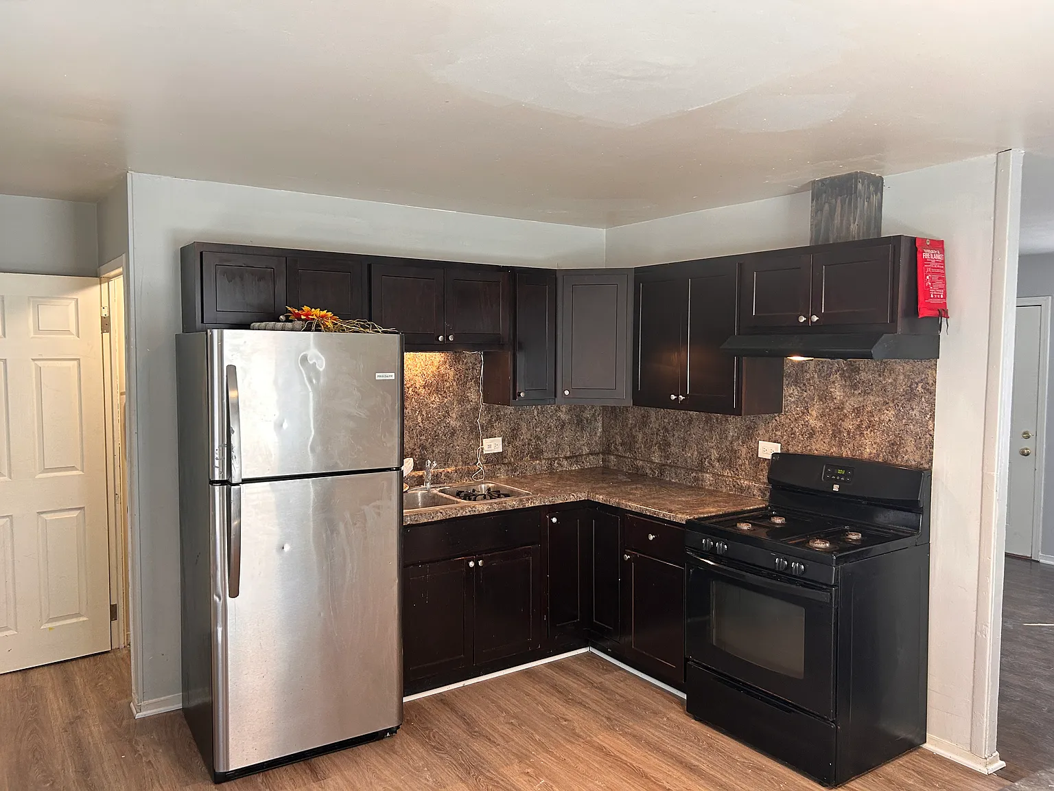 3 bed, 913 sqft, $1,900 — Photo 2